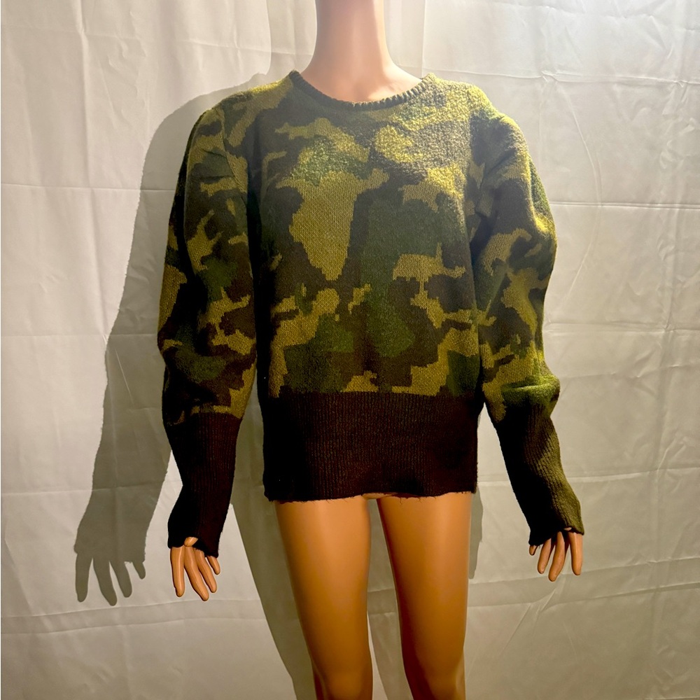 Camouflage sweater with puffy shoulder